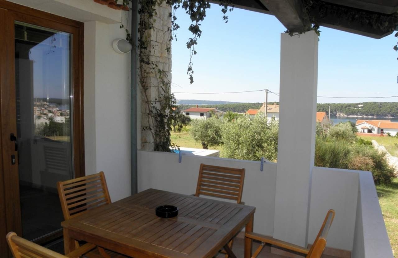 One bedroom apartment with terrace and sea view Barbat, Rab  A-b