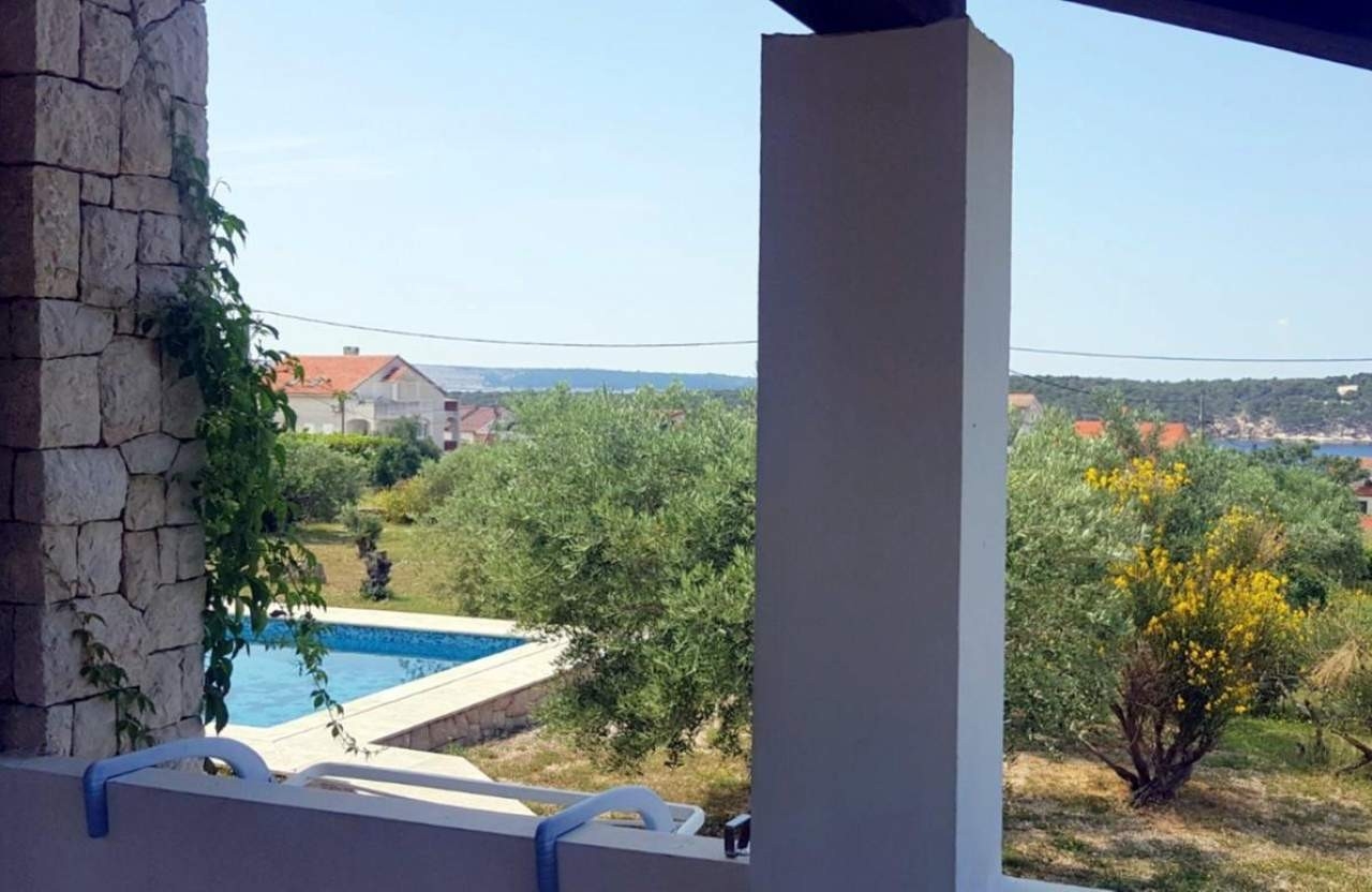 One bedroom apartment with terrace and sea view Barbat, Rab  A-b