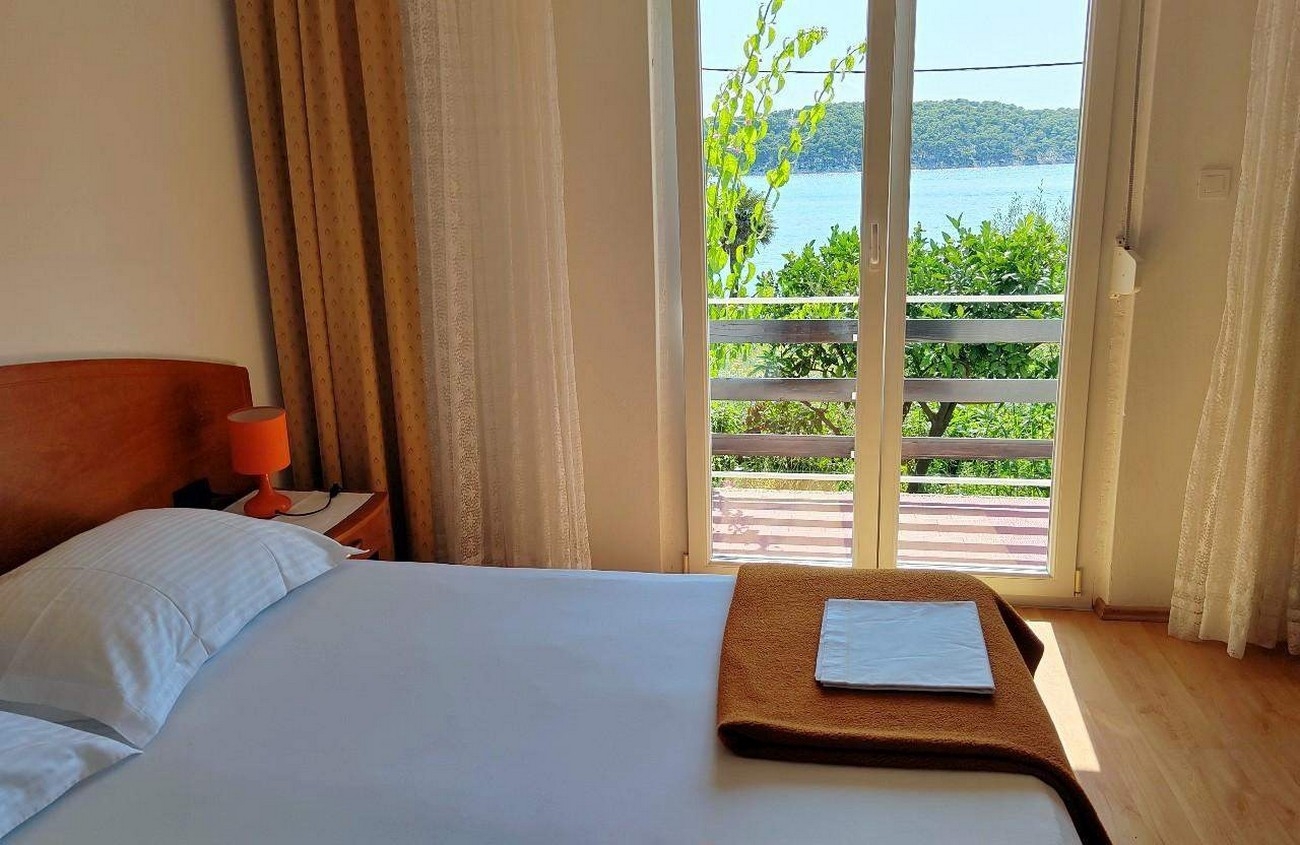Three bedroom apartment near beach Barbat, Rab  A-a