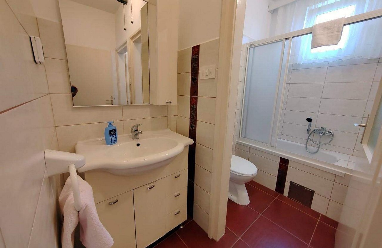 Three bedroom apartment near beach Barbat, Rab  A-a