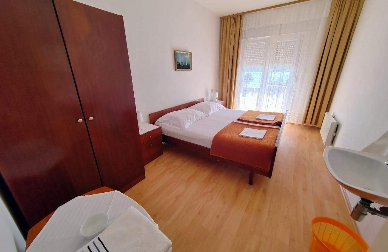 Three bedroom apartment near beach Barbat, Rab  A-a