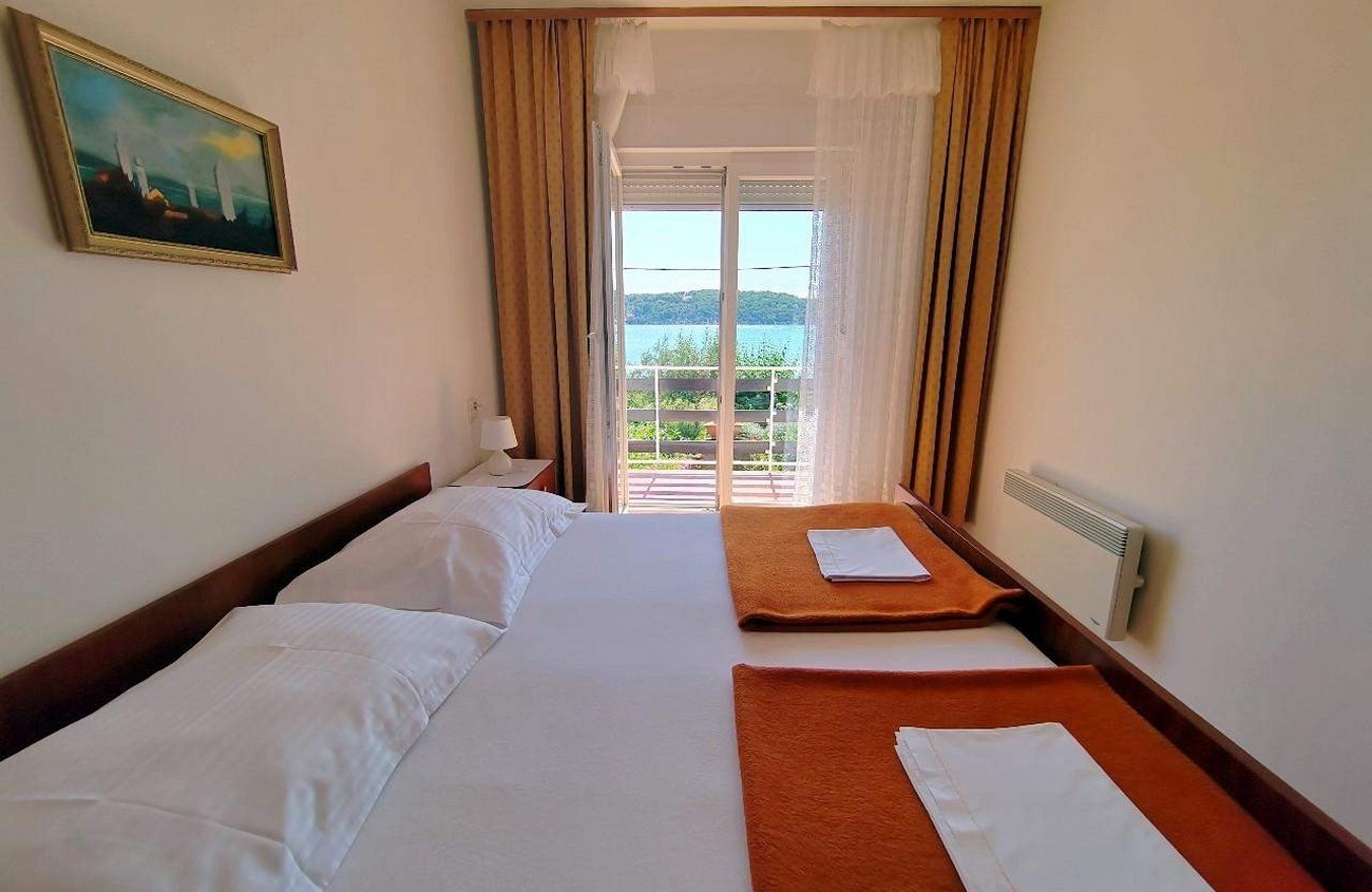 Three bedroom apartment near beach Barbat, Rab  A-a