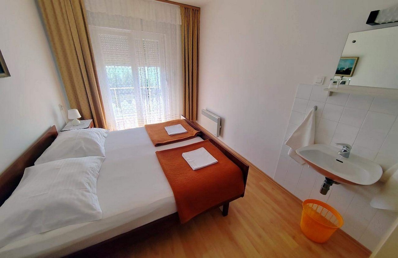 Three bedroom apartment near beach Barbat, Rab  A-a