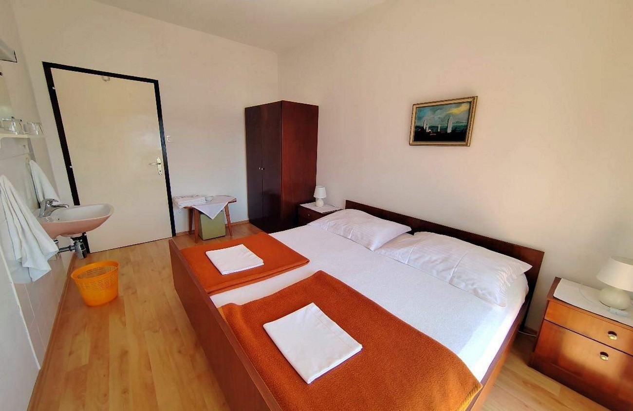 Three bedroom apartment near beach Barbat, Rab  A-a