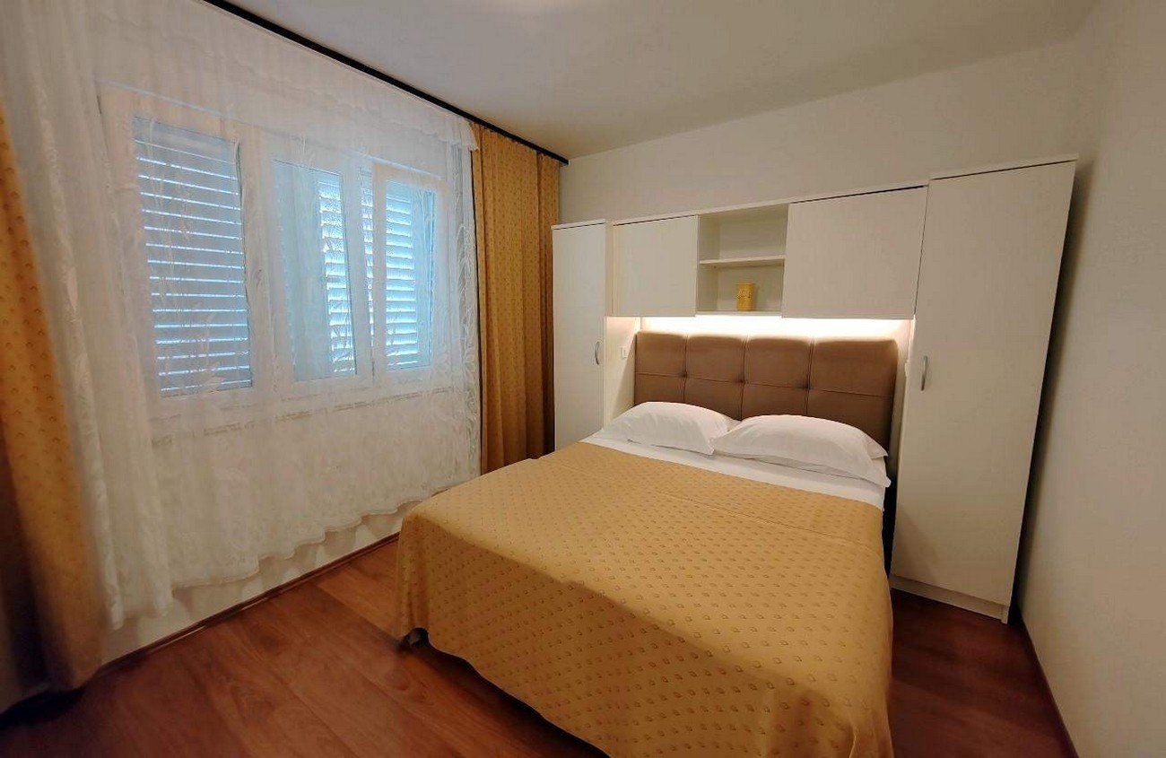 Three bedroom apartment near beach Barbat, Rab  A-a