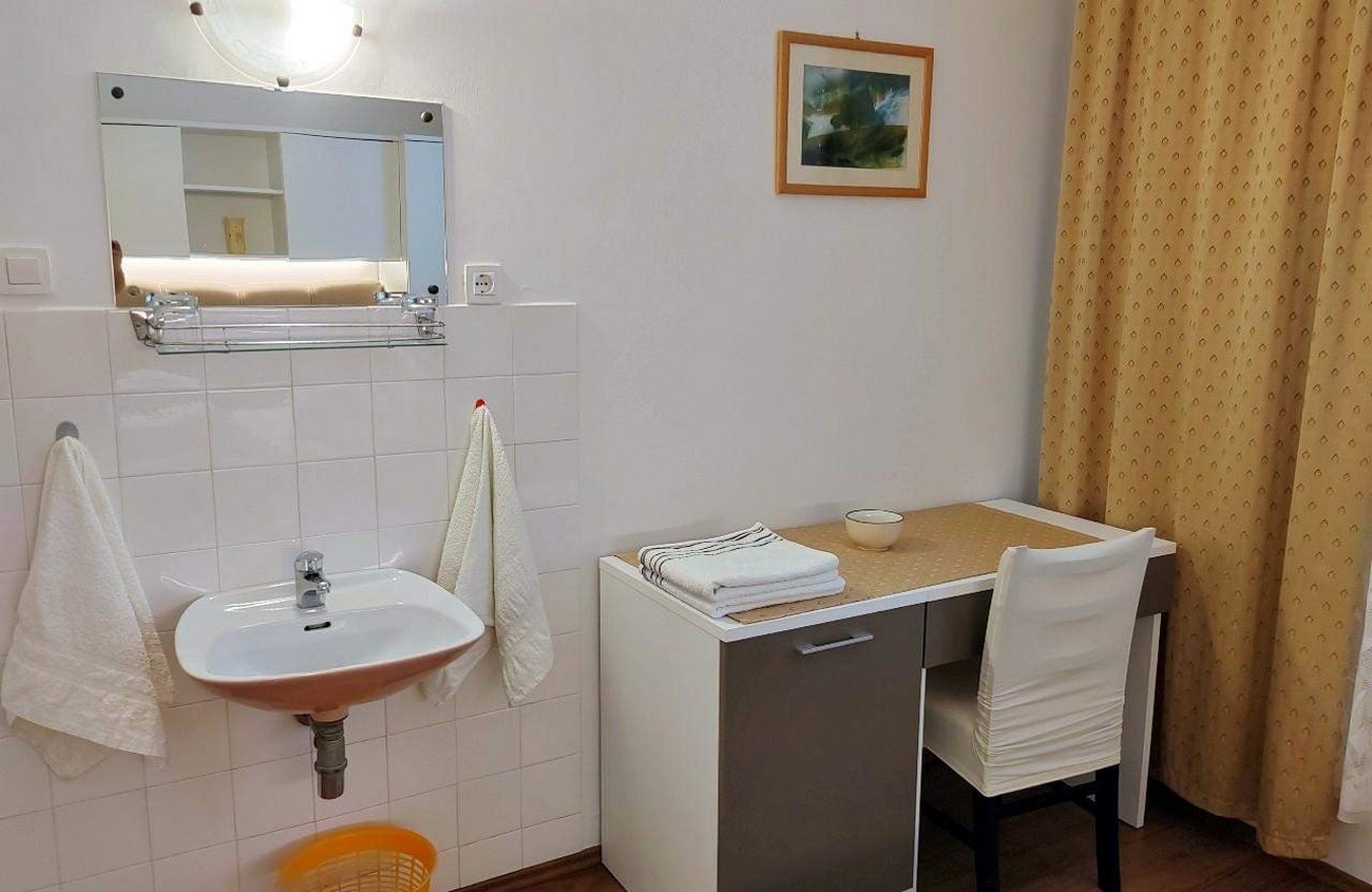Three bedroom apartment near beach Barbat, Rab  A-a