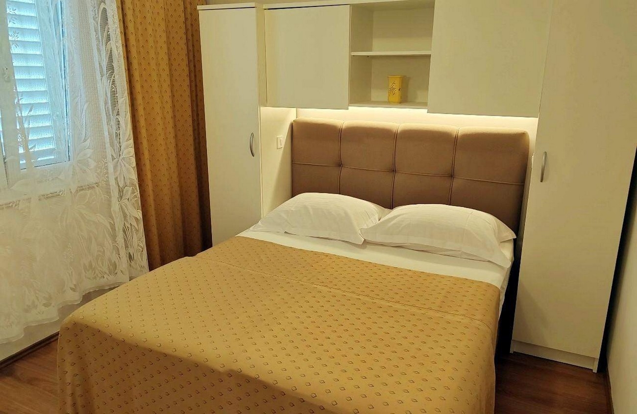 Three bedroom apartment near beach Barbat, Rab  A-a