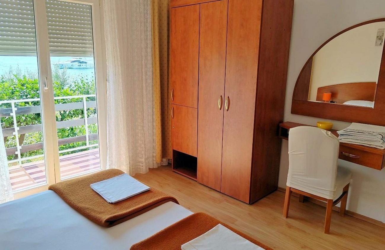 Three bedroom apartment near beach Barbat, Rab  A-a