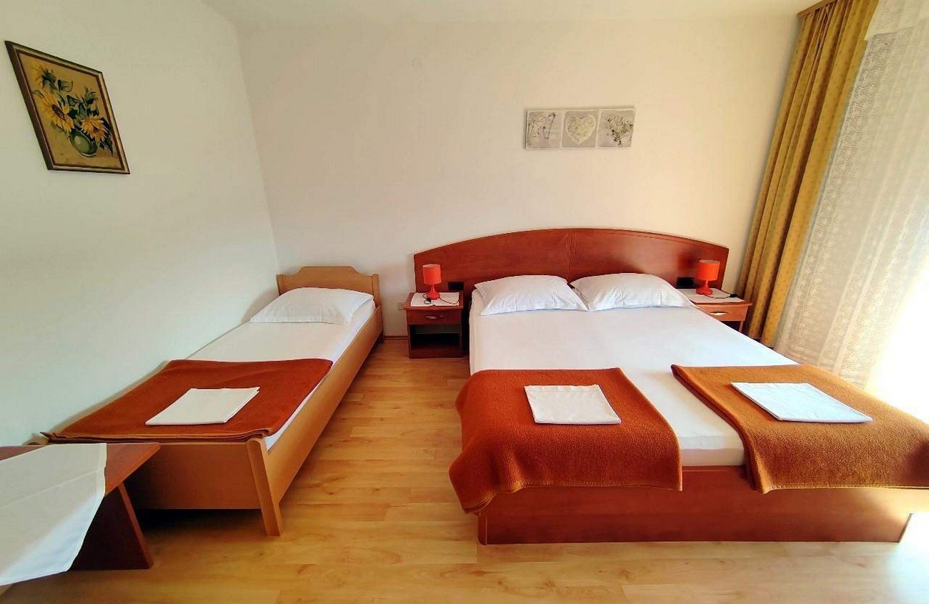 Three bedroom apartment near beach Barbat, Rab  A-a