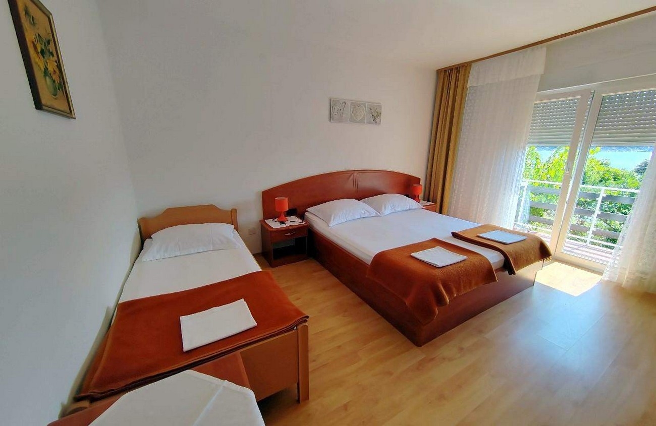 Three bedroom apartment near beach Barbat, Rab  A-a
