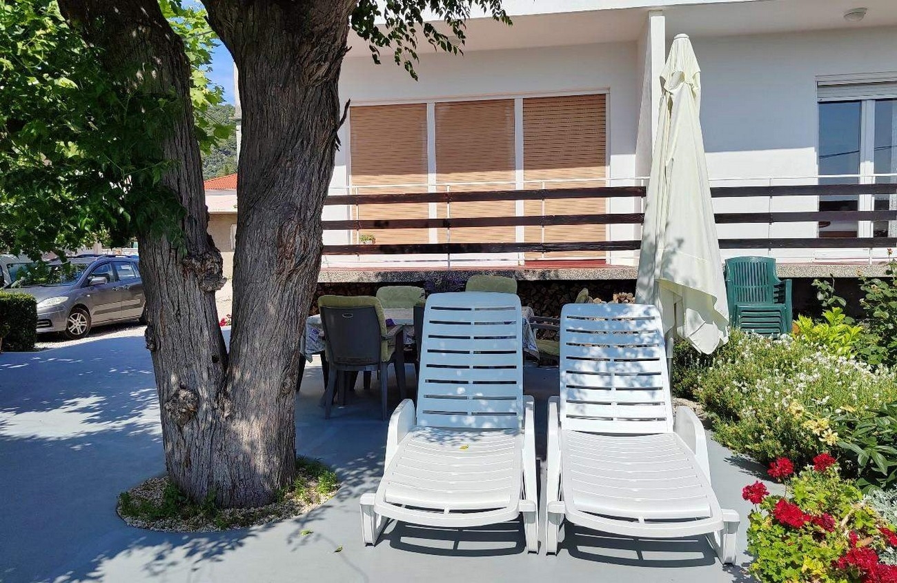 Three bedroom apartment near beach Barbat, Rab  A-a