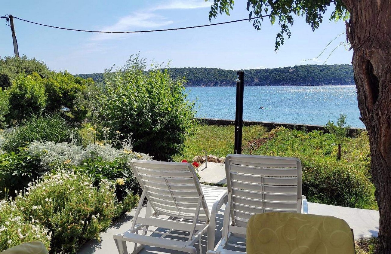 Three bedroom apartment near beach Barbat, Rab (A-22360-a)