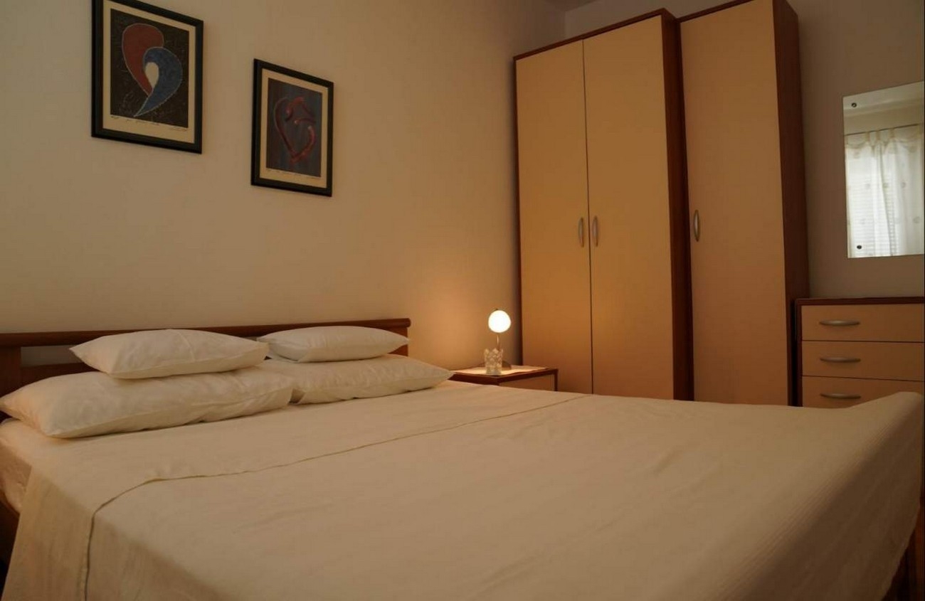 One bedroom apartment with terrace Barbat, Rab  A-a