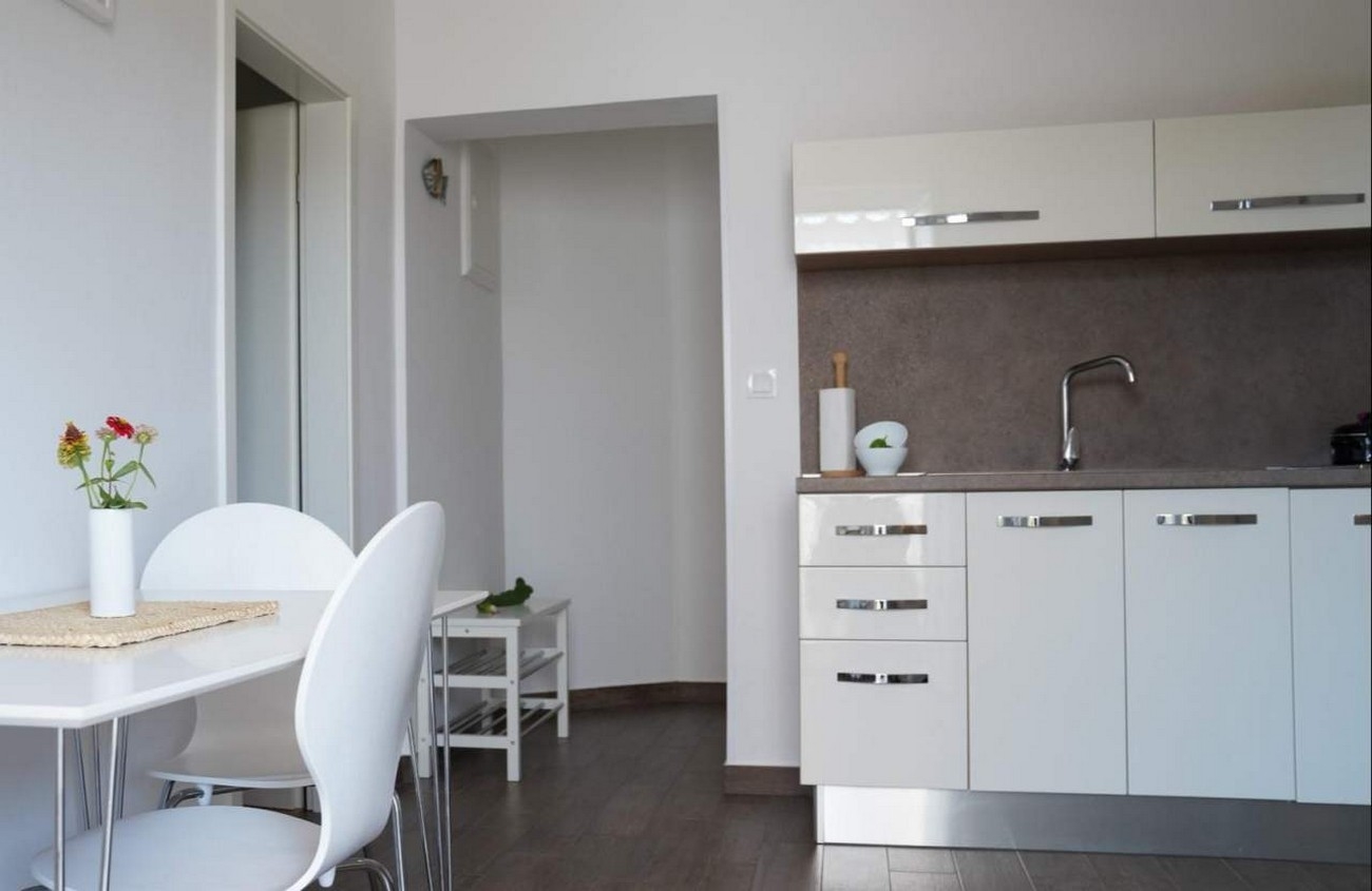 One bedroom apartment with terrace Barbat, Rab  A-a