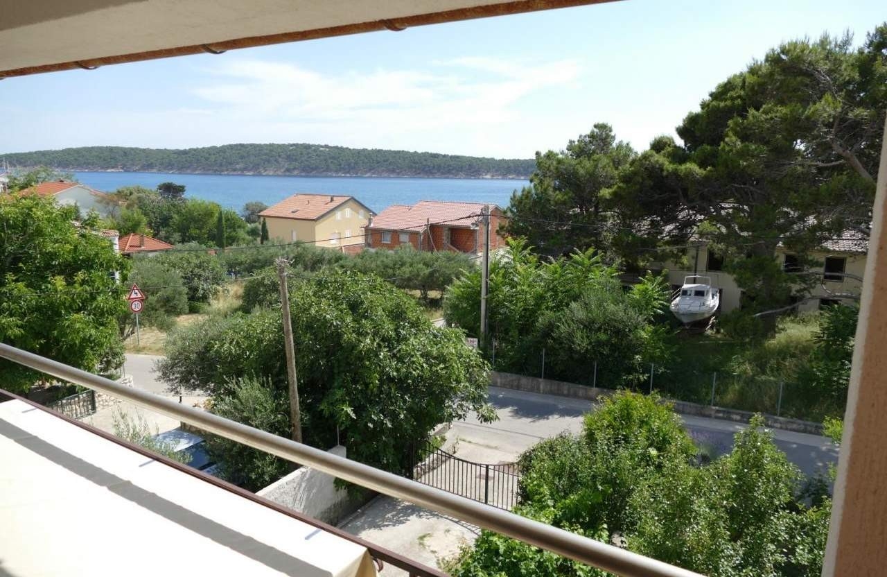 Two bedroom apartment with balcony and sea view Banjol, Rab  A-a