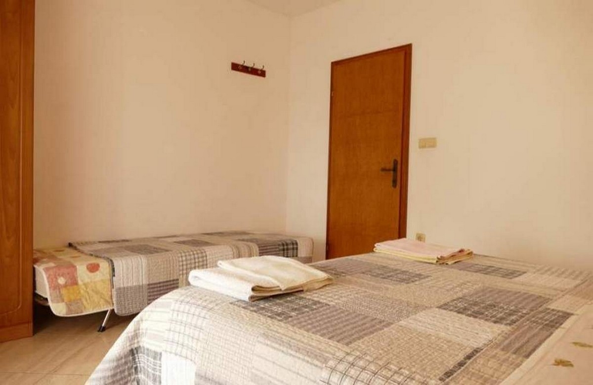 Two bedroom apartment with balcony and sea view Banjol, Rab  A-a