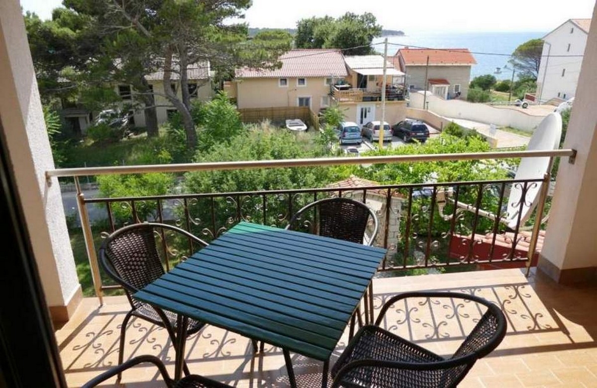 Two bedroom apartment with balcony and sea view Banjol (Rab) (A-22362-b)