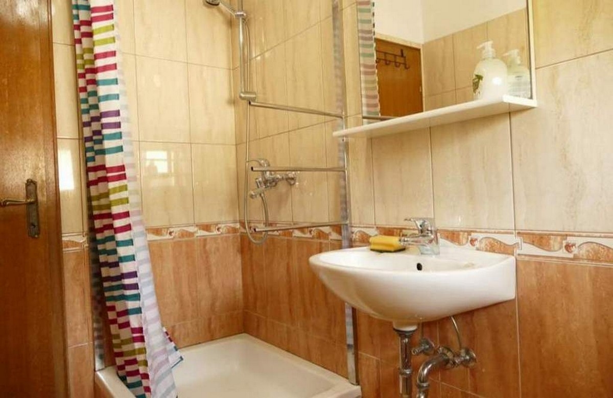 Two bedroom apartment with balcony and sea view Banjol, Rab  A-b