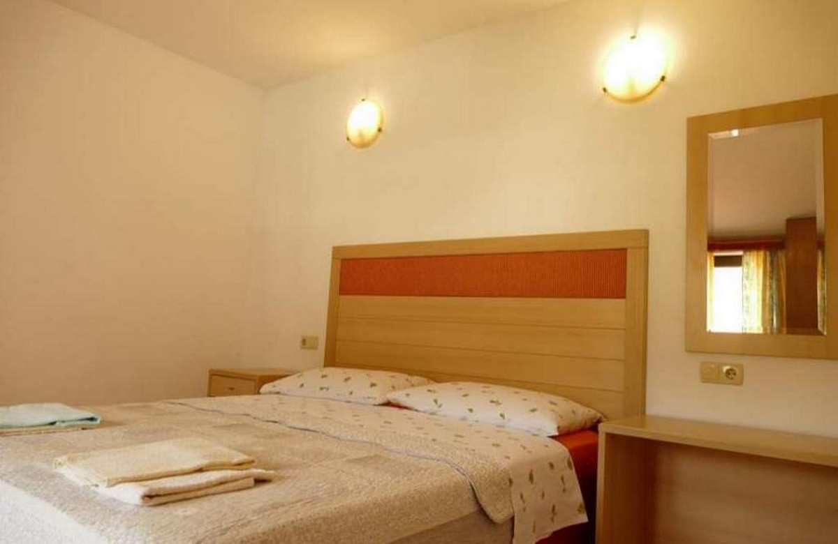 Two bedroom apartment with balcony and sea view Banjol, Rab  A-b