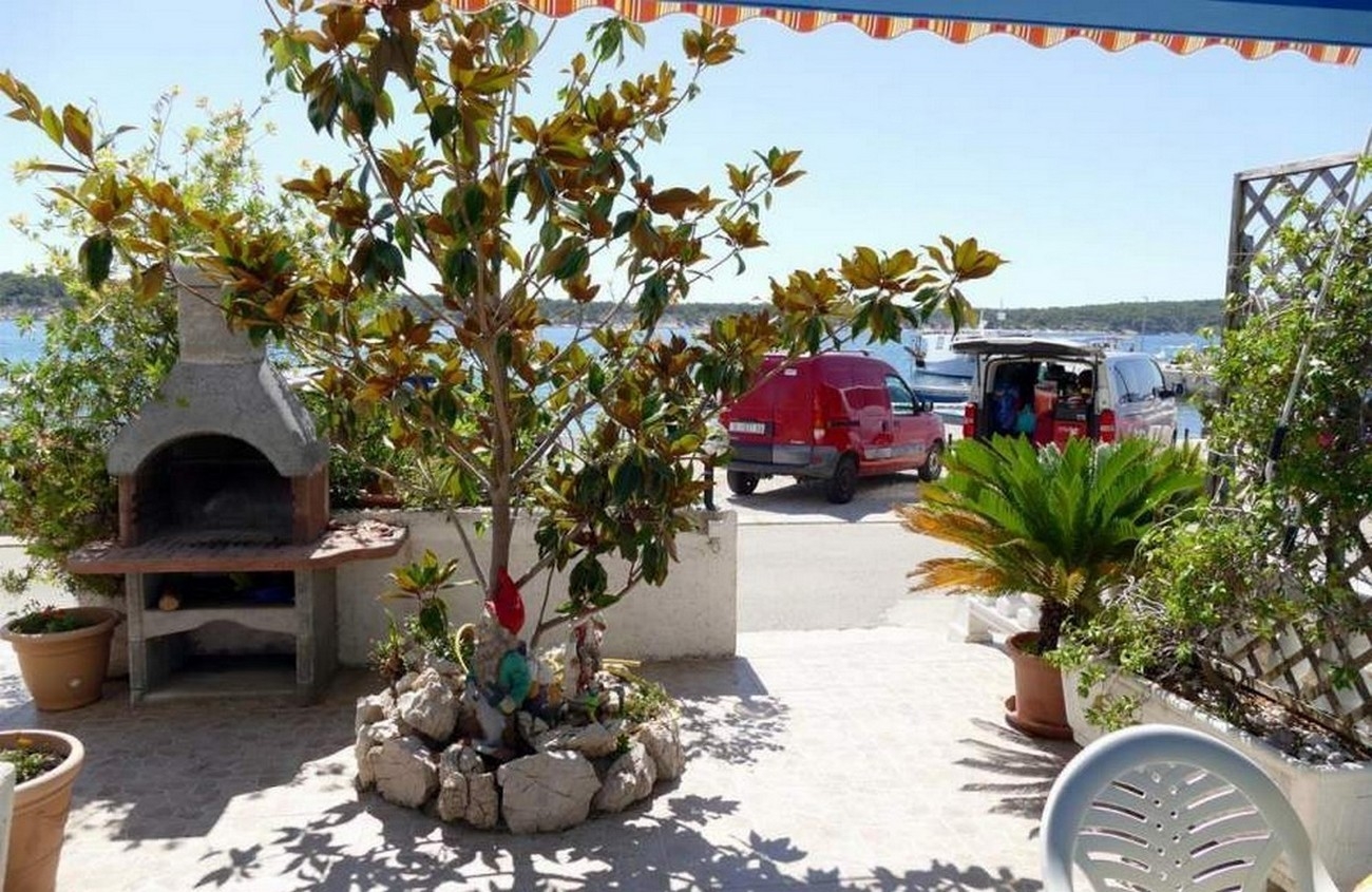 One bedroom apartment near beach Barbat, Rab (A-22363-a)