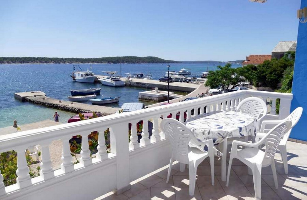 Two bedroom apartment near beach Barbat, Rab  A-b