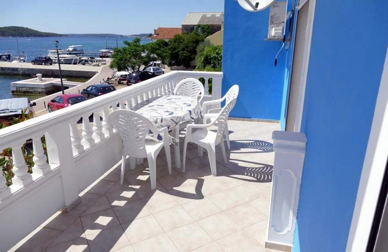 Two bedroom apartment near beach Barbat, Rab  A-b
