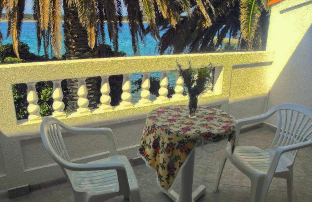 One bedroom apartment near beach Barbat, Rab  A-b
