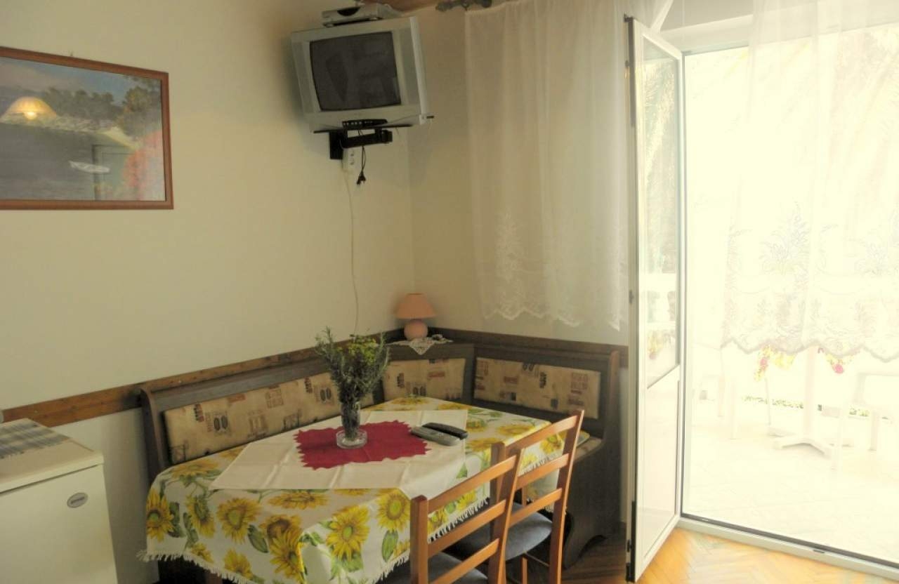 One bedroom apartment near beach Barbat, Rab (A-22364-b)