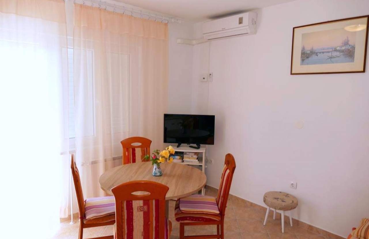 One bedroom apartment with balcony and sea view Supetarska Draga - Donja, Rab (A-22365-b) One bedroom apartment with balcony and sea view Supetarska Draga - Donja, Rab (A-22365-b)