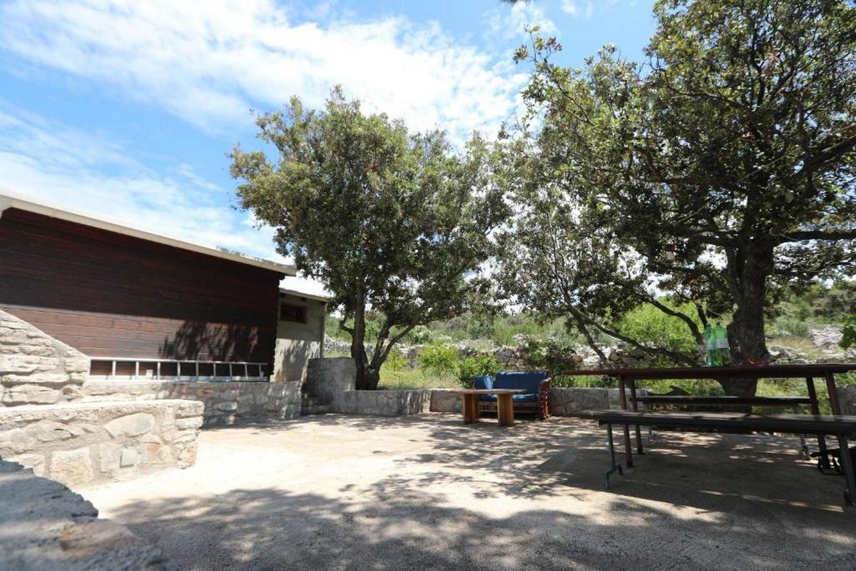 Two bedroom house with terrace and sea view Cove Mikavica, Žirje  K