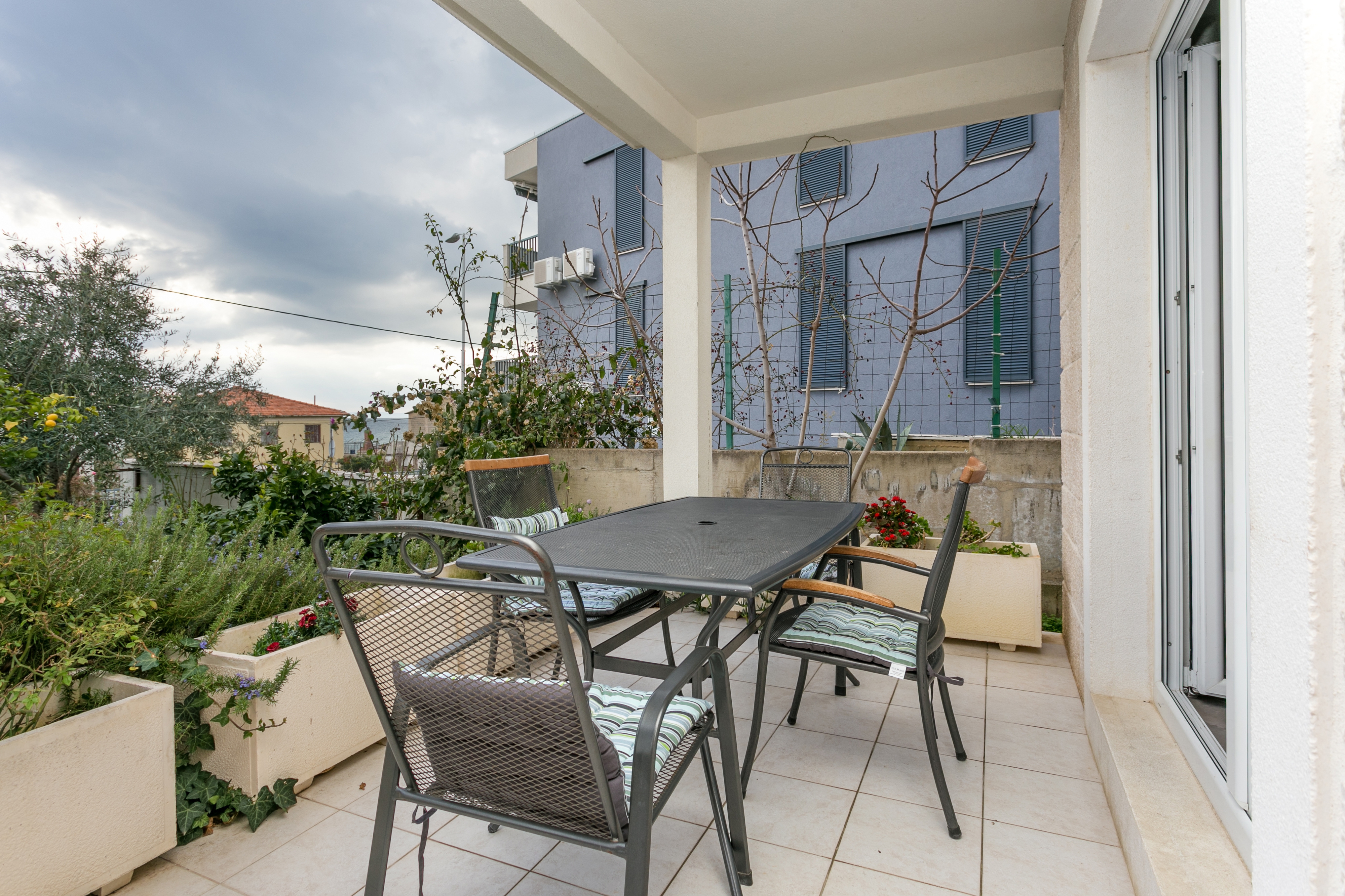 Two bedroom apartment near beach Podstrana, Split  A-a