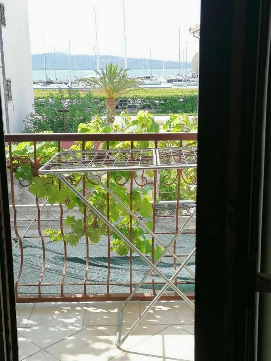 One bedroom apartment with balcony and sea view Kaštel Gomilica, Kaštela  A-a