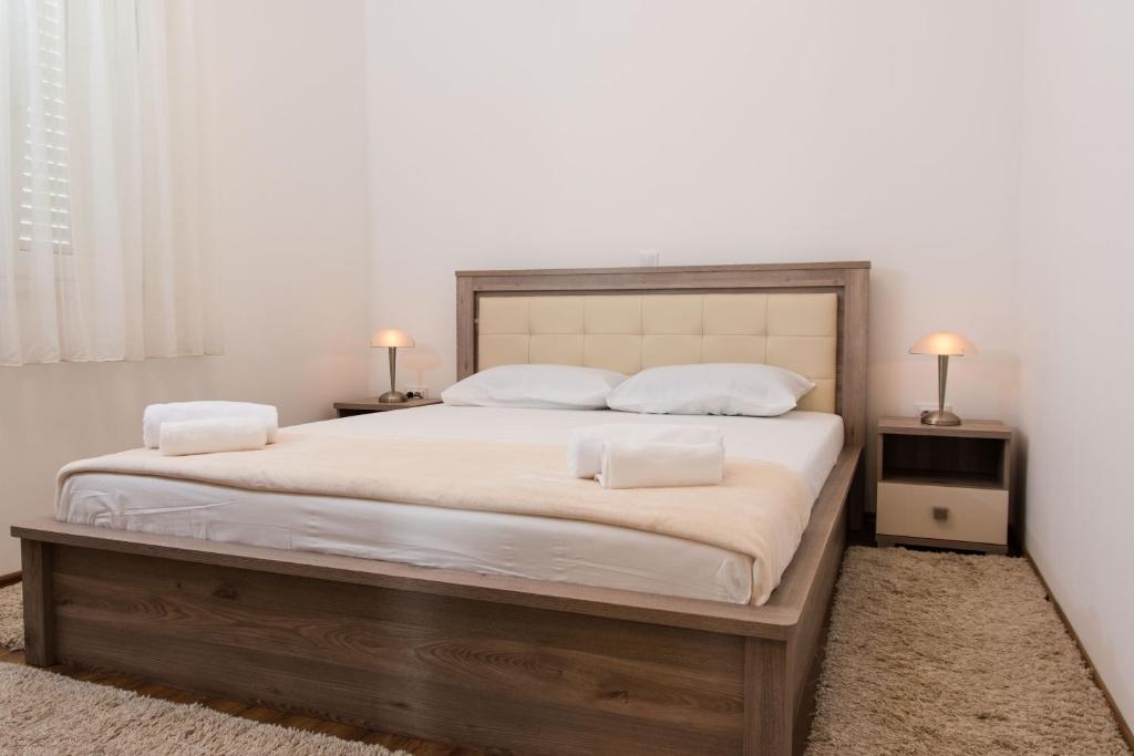 One bedroom apartment with balcony and sea view Kaštel Novi, Kaštela  A-a