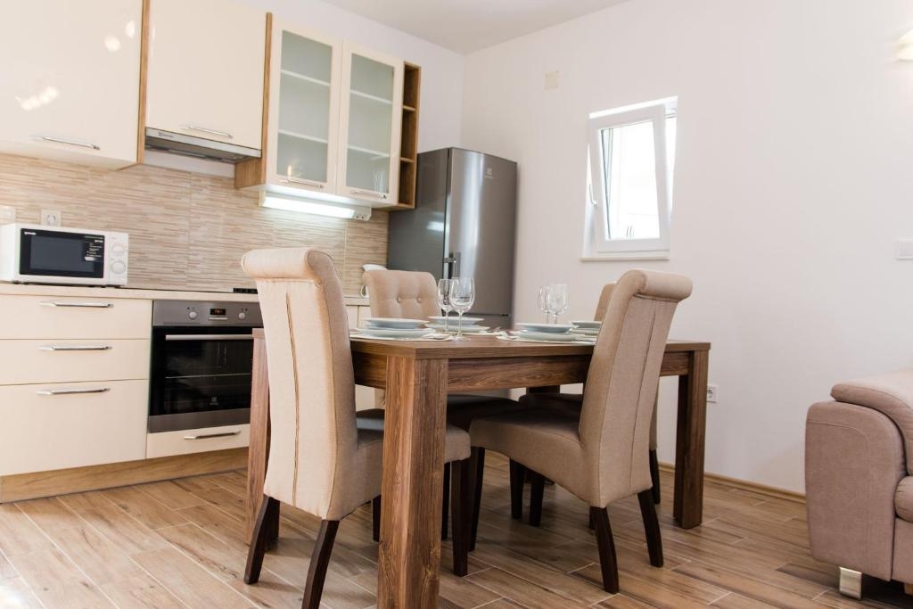 One bedroom apartment with balcony and sea view Kaštel Novi, Kaštela  A-a