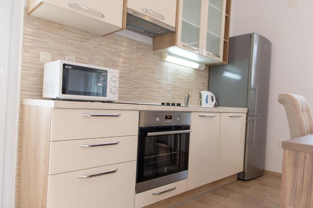 One bedroom apartment with balcony and sea view Kaštel Novi, Kaštela  A-a