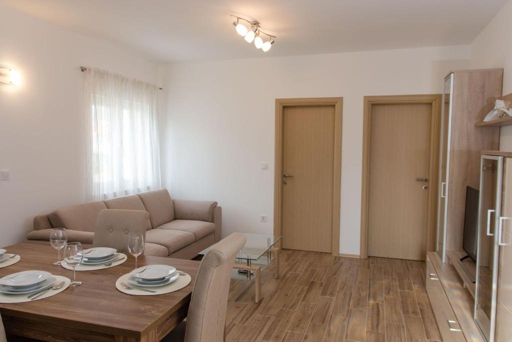 One bedroom apartment with balcony and sea view Kaštel Novi, Kaštela  A-a