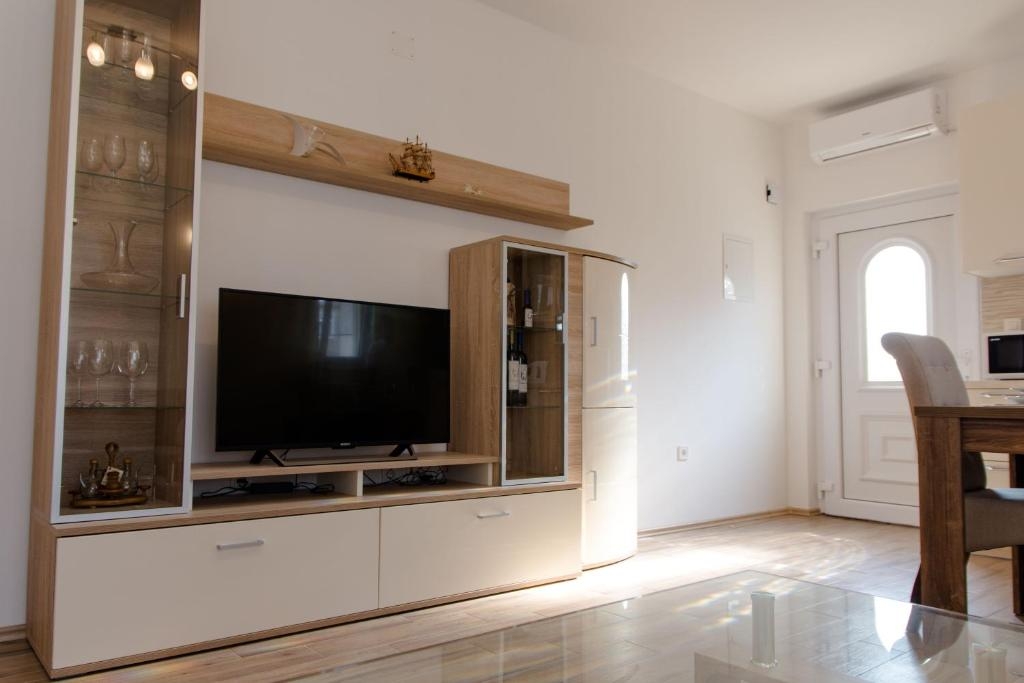 One bedroom apartment with balcony and sea view Kaštel Novi, Kaštela  A-a