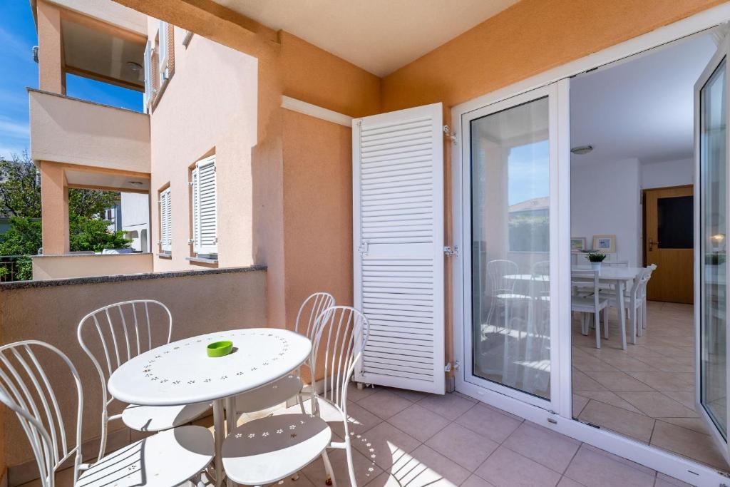 Two bedroom apartment with terrace Baška, Krk  A-a