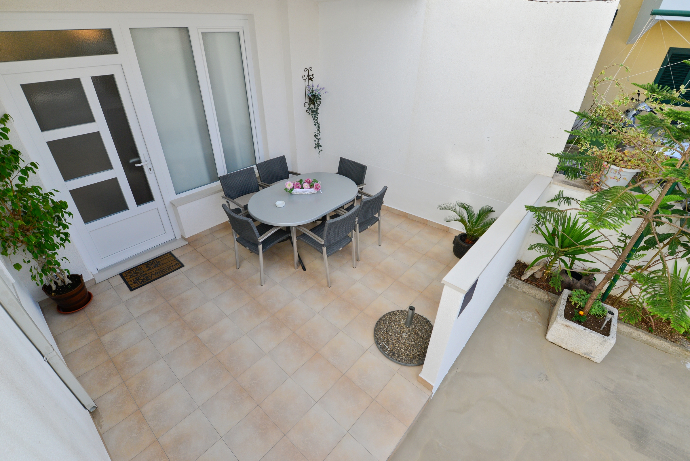 Two bedroom apartment with terrace Makarska  A-a