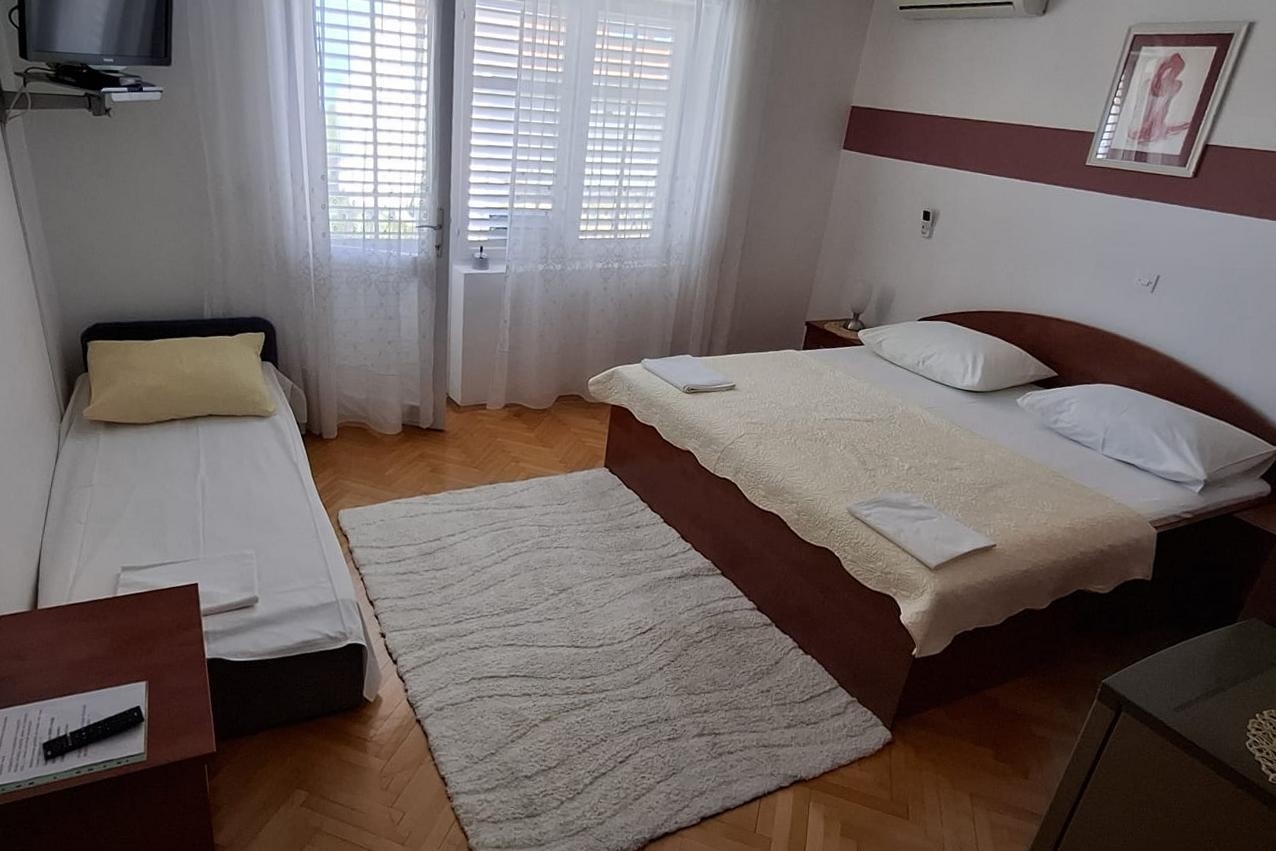 Room with balcony and sea view Makarska  S-a