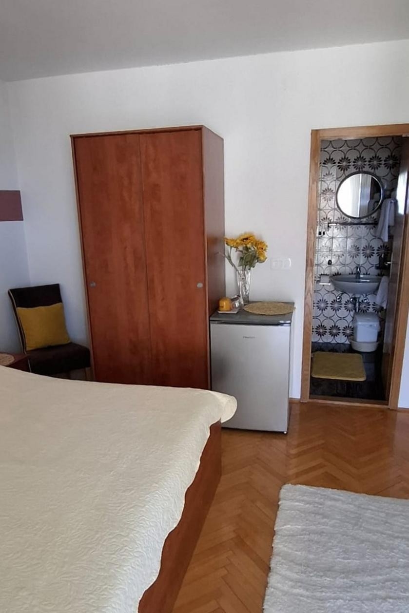 Room with balcony and sea view Makarska  S-a
