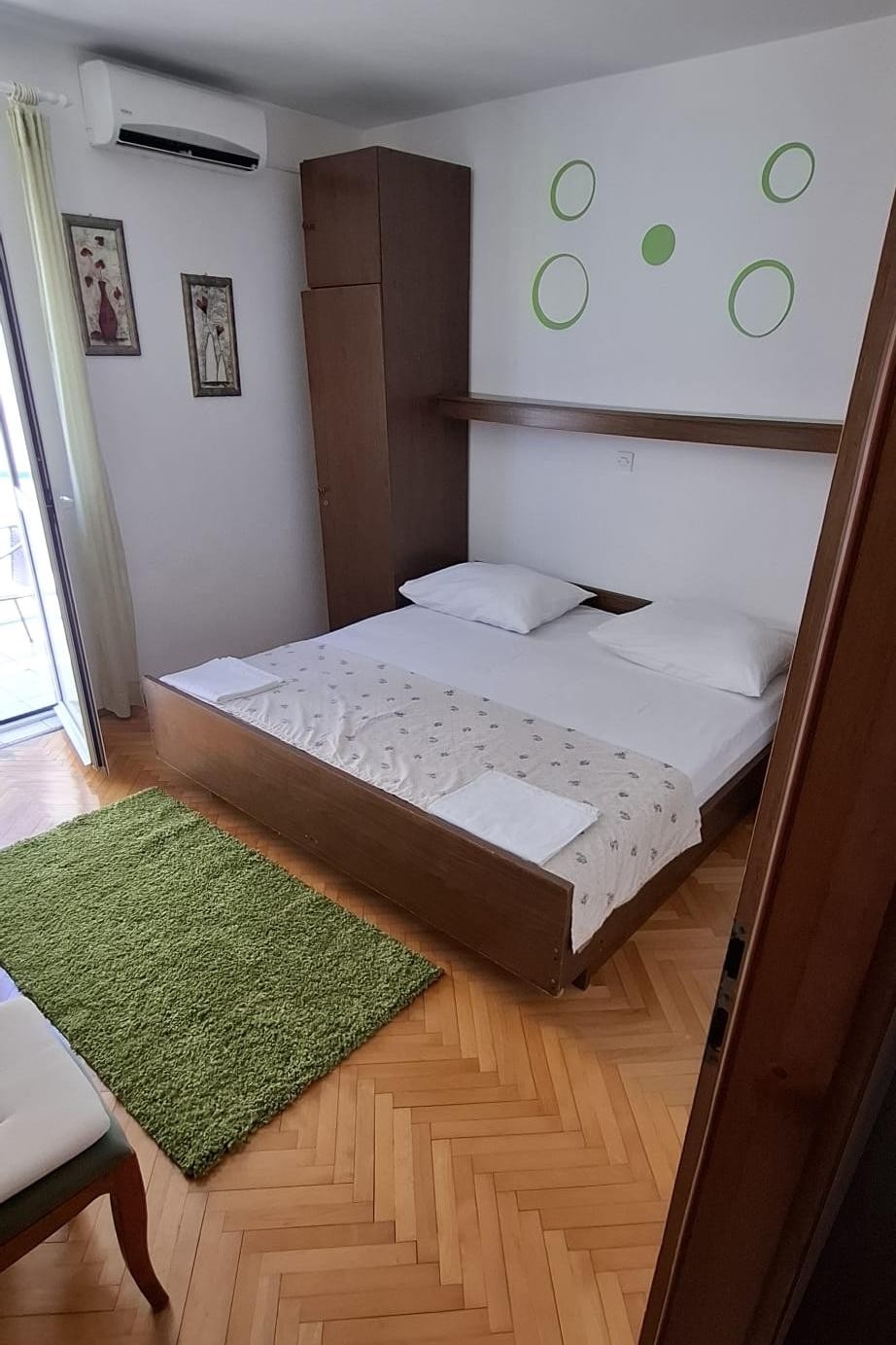 Room with balcony and sea view Makarska  S-b