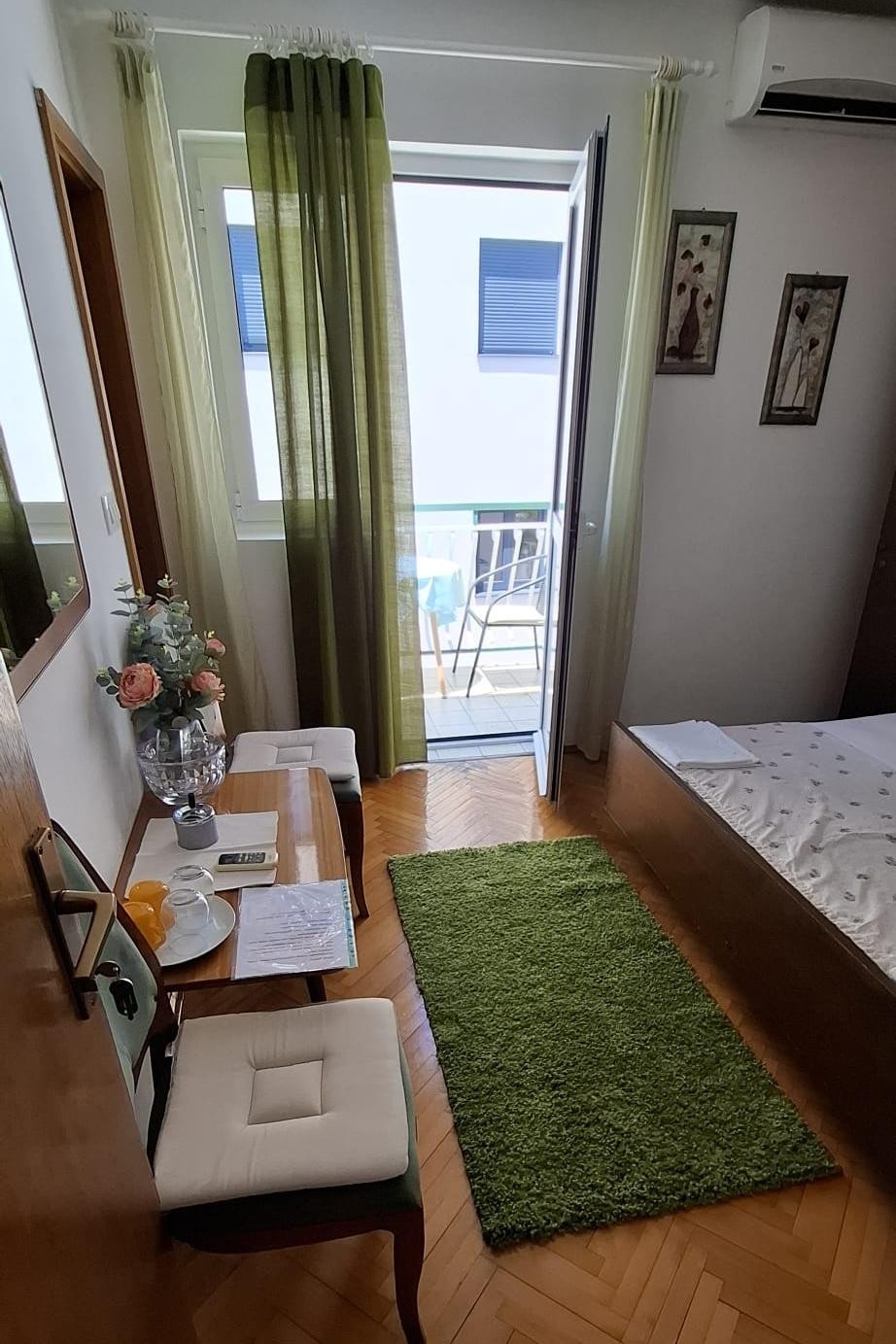 Room with balcony and sea view Makarska  S-b