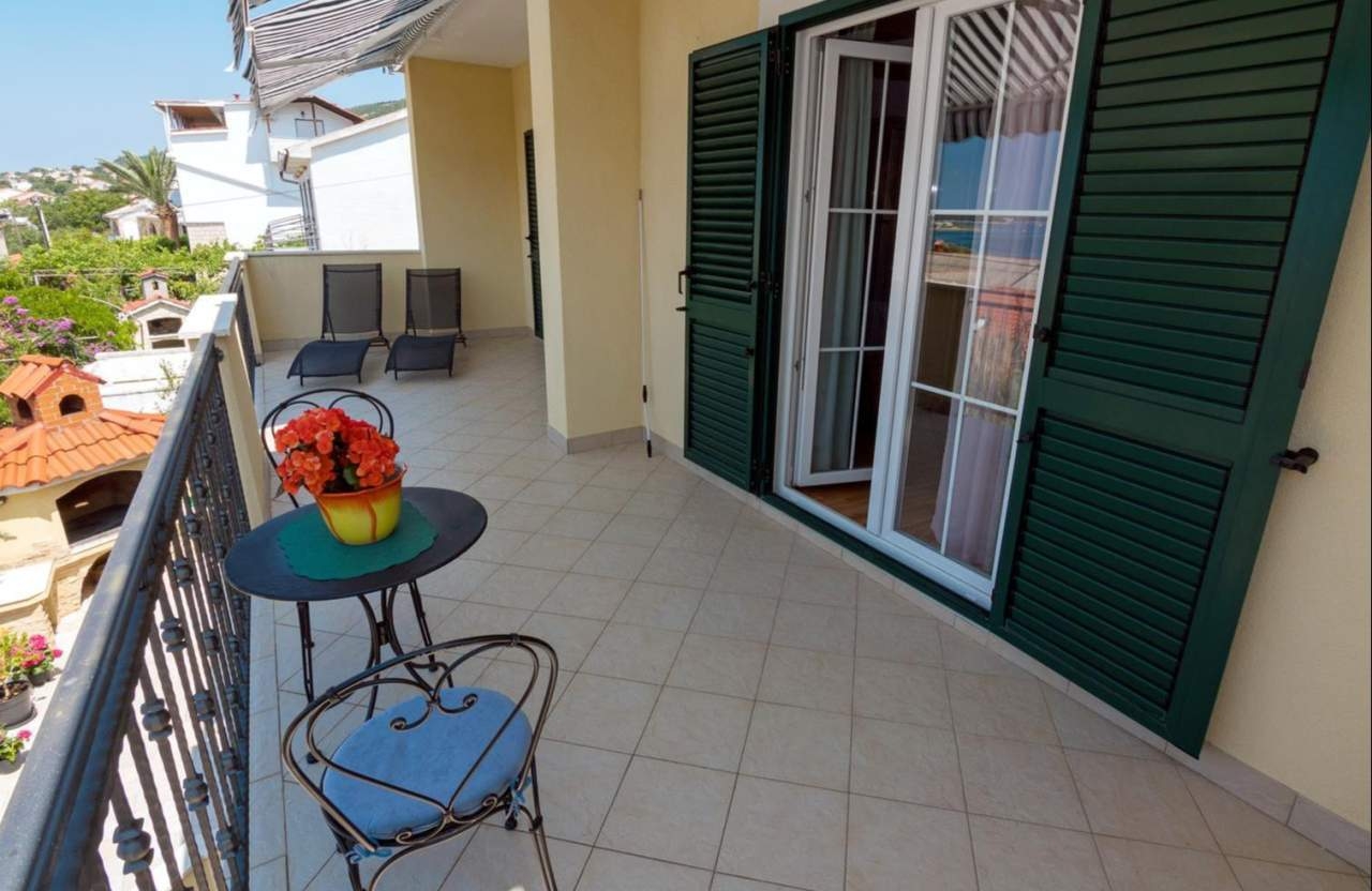 Three bedroom house with terrace and sea view Barbat, Rab  K