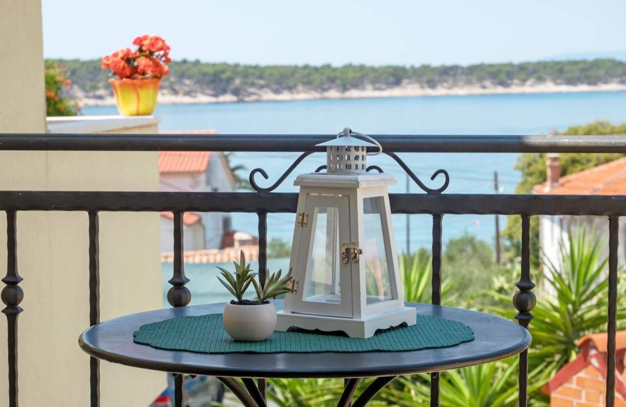 Three bedroom house with terrace and sea view Barbat, Rab  K