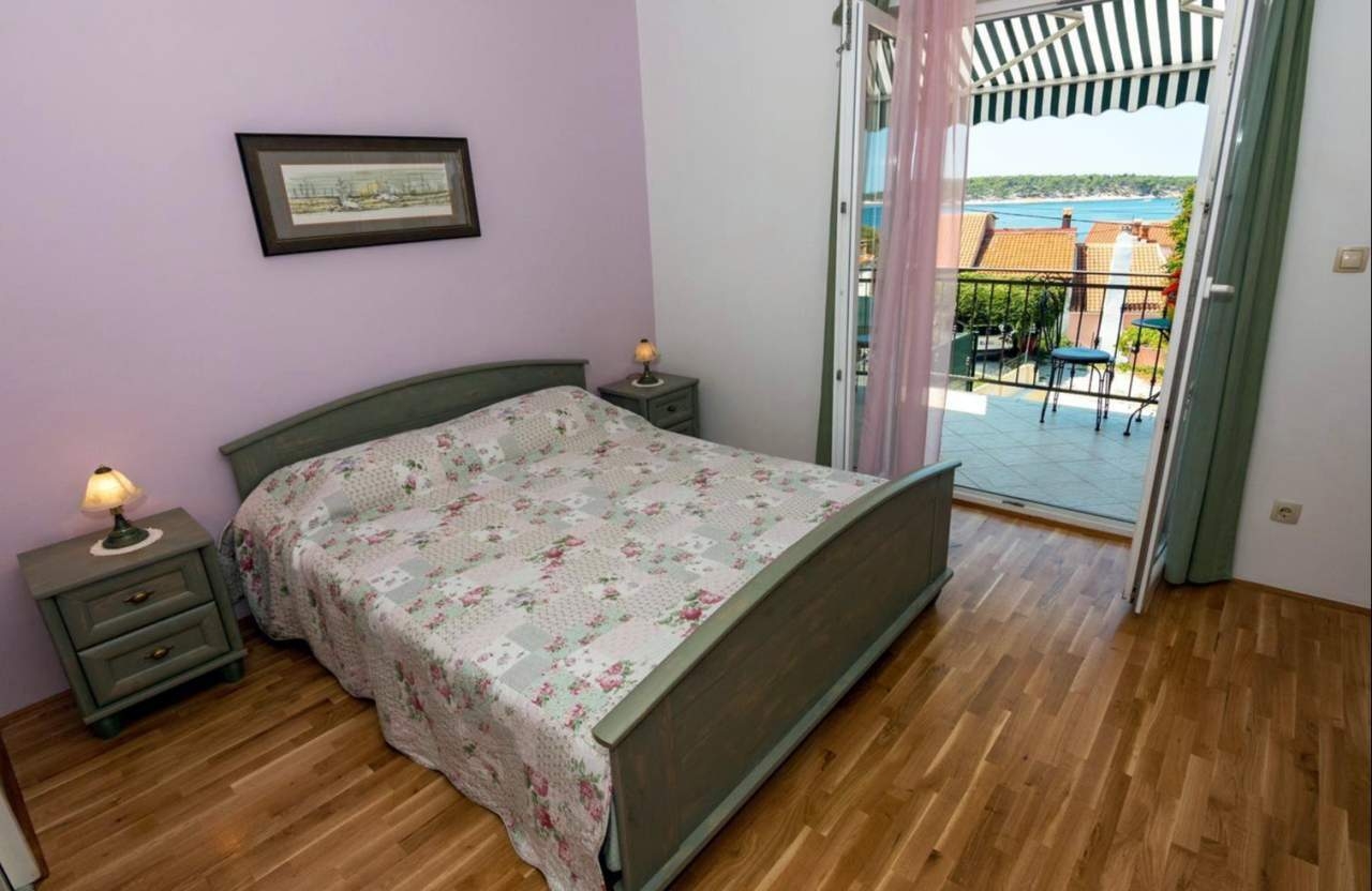 Three bedroom house with terrace and sea view Barbat, Rab  K