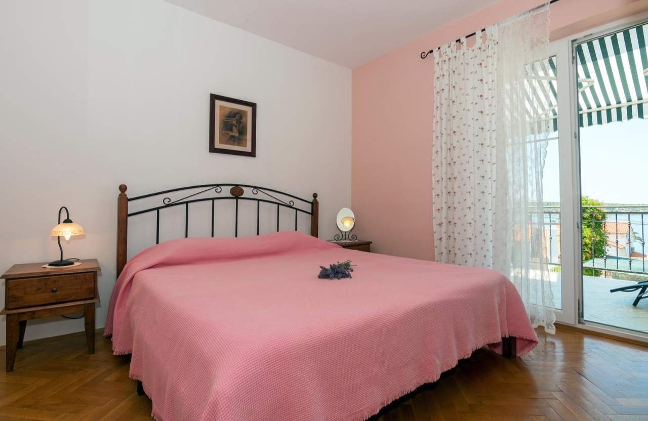 Three bedroom house with terrace and sea view Barbat, Rab  K