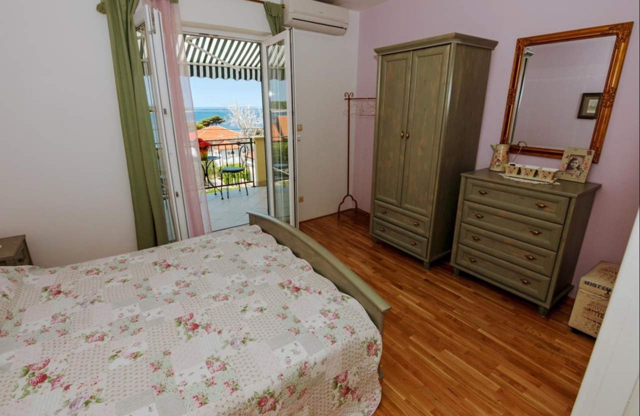 Three bedroom house with terrace and sea view Barbat, Rab  K