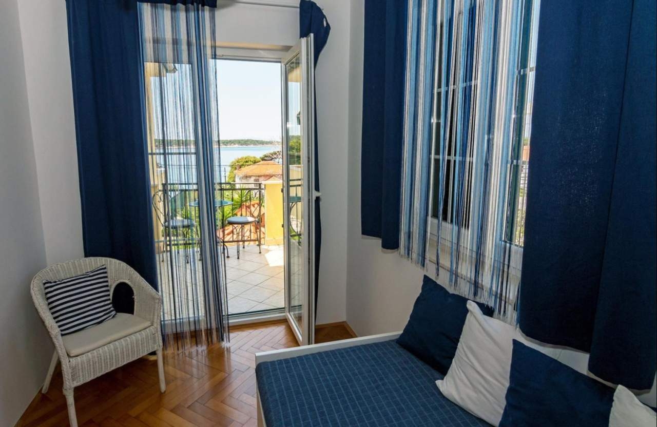 Three bedroom house with terrace and sea view Barbat, Rab  K