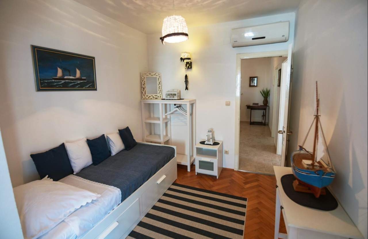 Three bedroom house with terrace and sea view Barbat, Rab  K